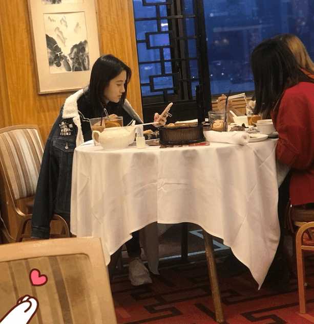 四千年美女鞠婧祎和助理餐厅吃饭,却遭网友吐槽高冷耍大牌