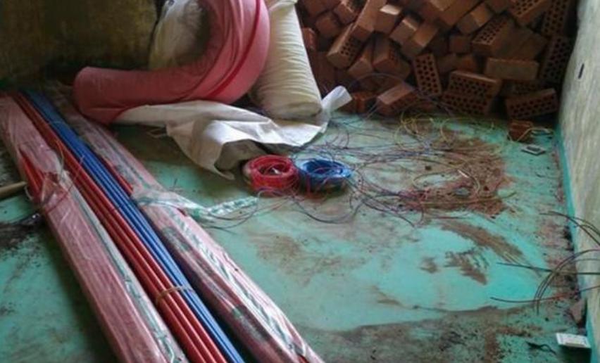 电工刚准备排线,朋友看到就叫停,并说:1.5平的电线不能用