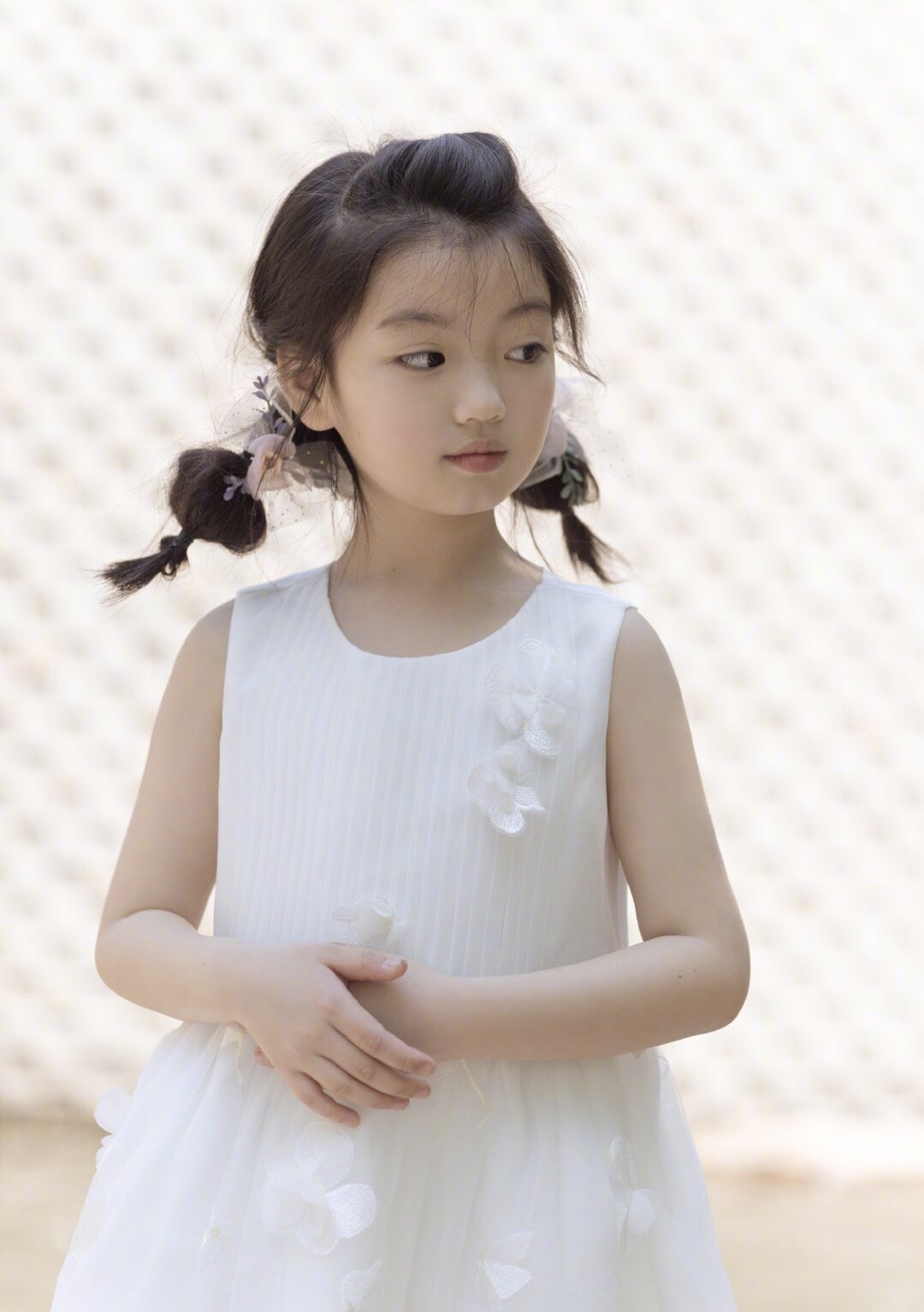 8岁阿拉蕾最新写真穿白裙扎麻花辫像小公主拍照姿势专业有范