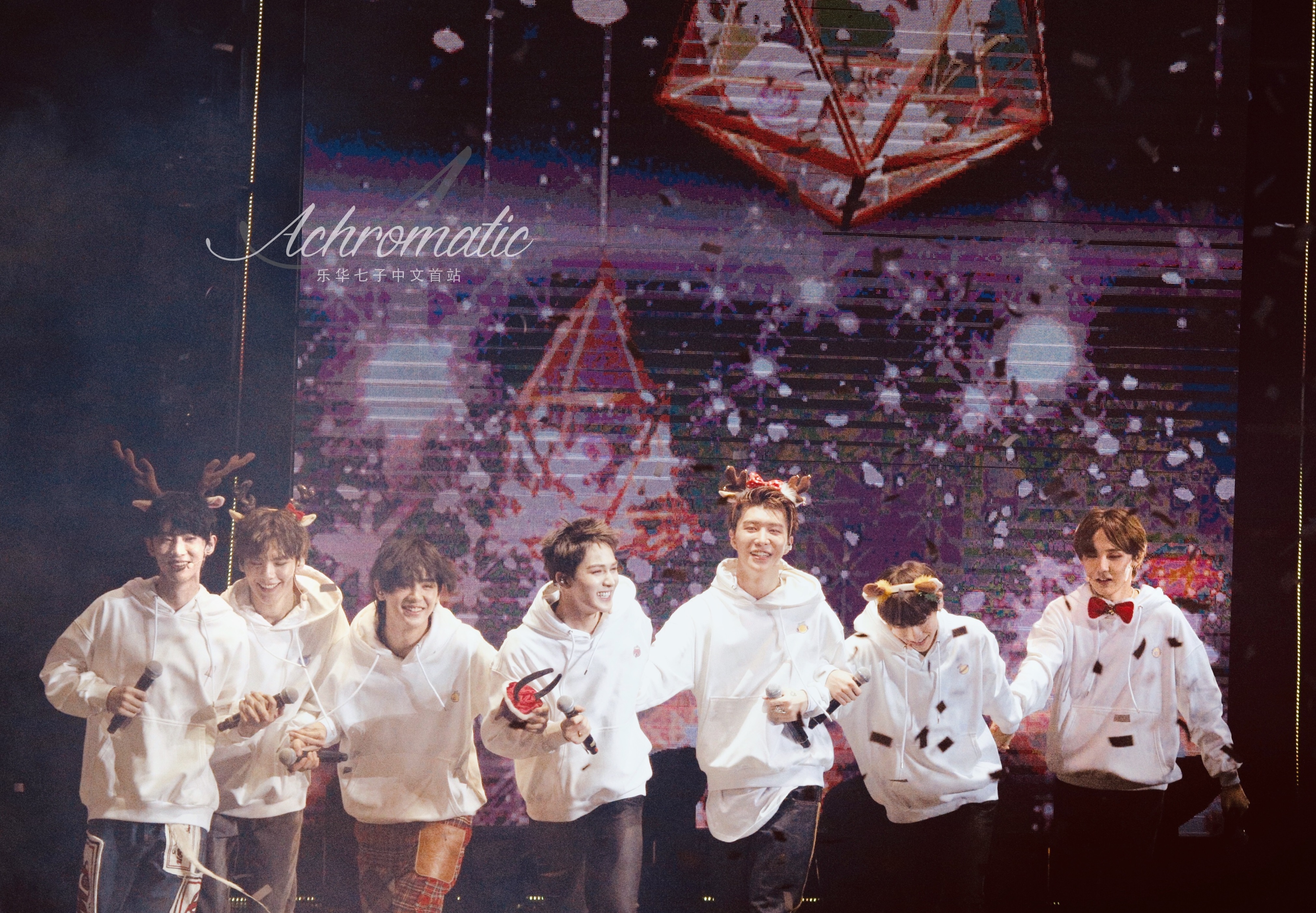 乐华七子团魂尽显:范丞丞给朱正廷递麦,毕雯珺在台下为成员和声