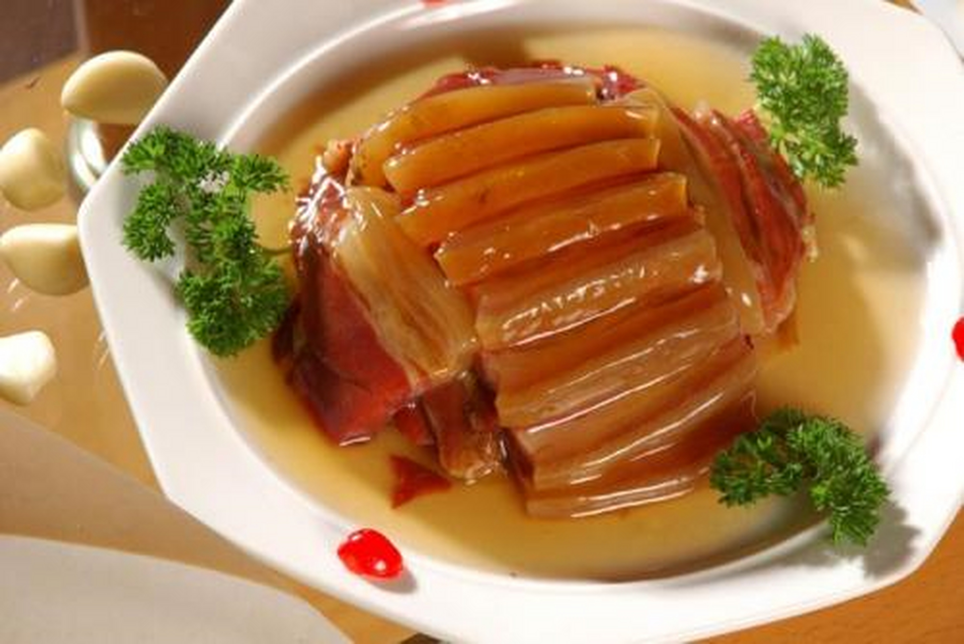 "清汤火方"是扬州传统菜肴,与苏州传统名菜"蜜汁火方"合称"南北二方"