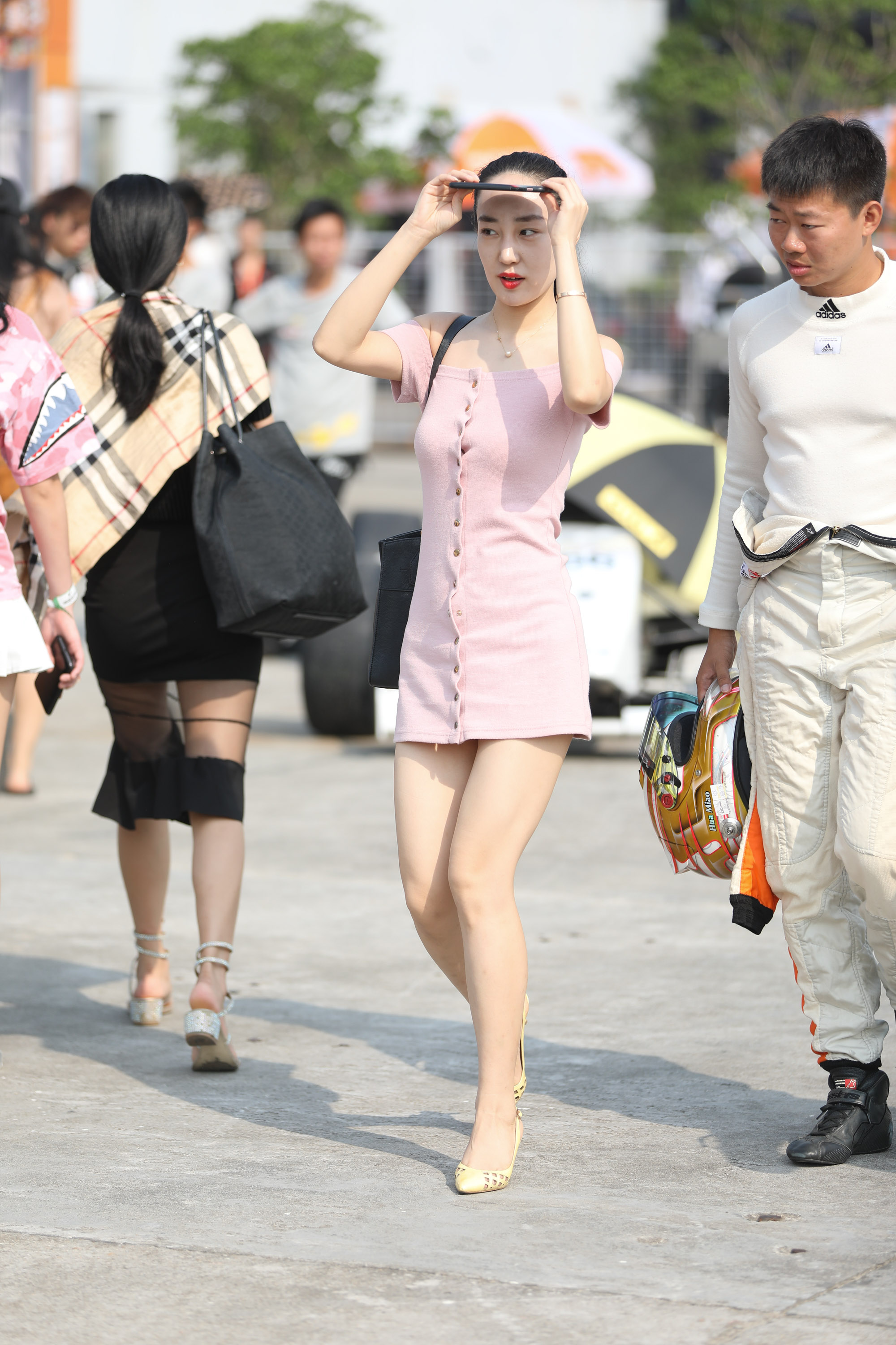 骨感窈窕的美女,穿搭青春时尚,笑起来小酒窝真好看 转载自百家号作者