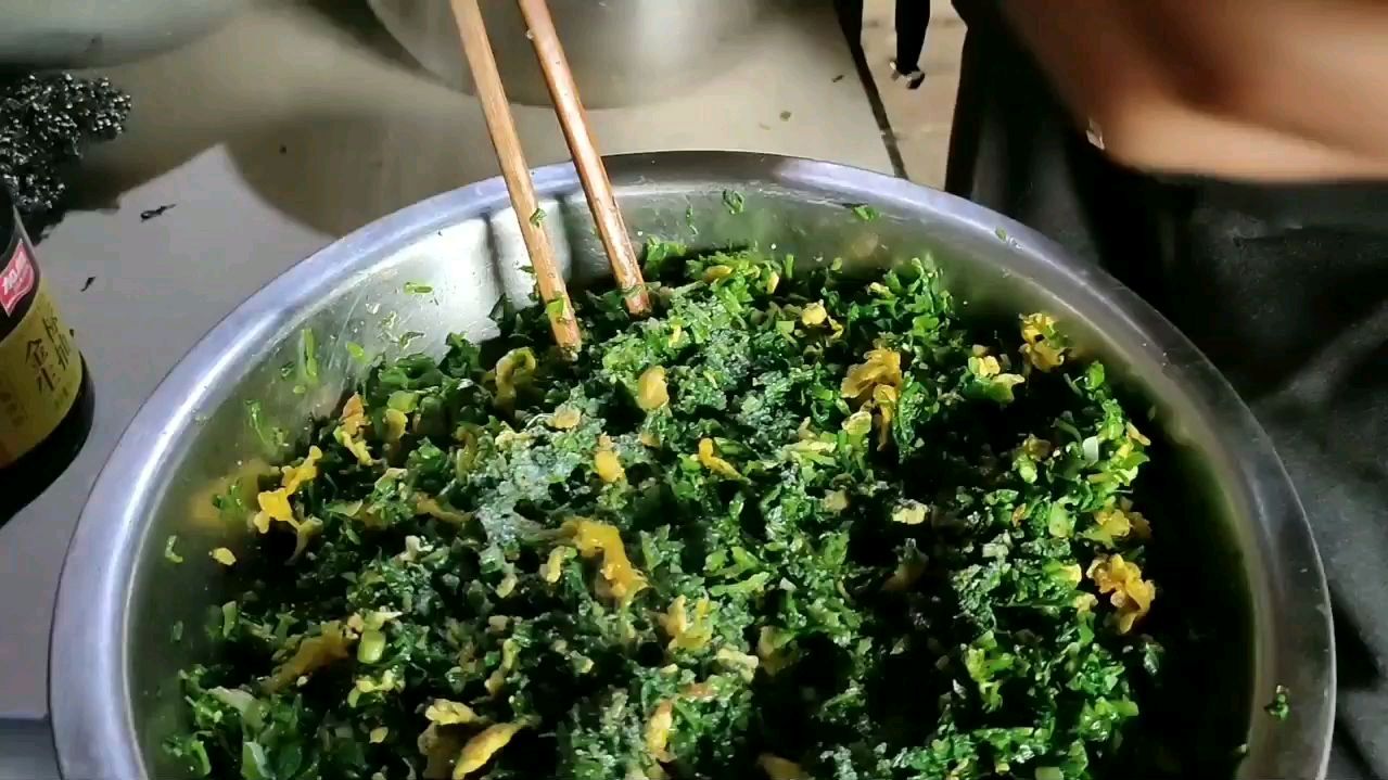 荠菜饺子怎么做才好吃,这一步是关键,没了涩味才好吃