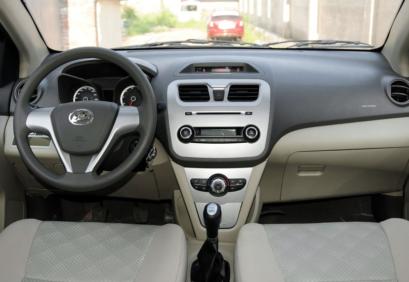 力帆汽车530内饰简约搭配,做工还不错,看的顺眼,中控面板上的功能很