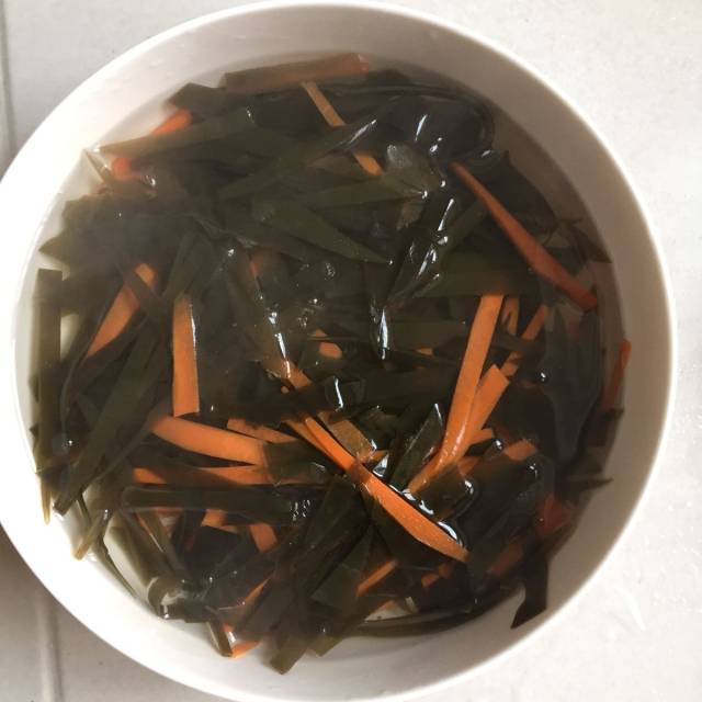 第4步,把焯好水的海带和胡萝卜捞出,放进冷开水中过一下,冲凉,沥干