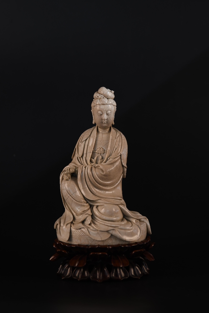 明代瓷塑大师何朝宗《坐蒲观音》拍出高价