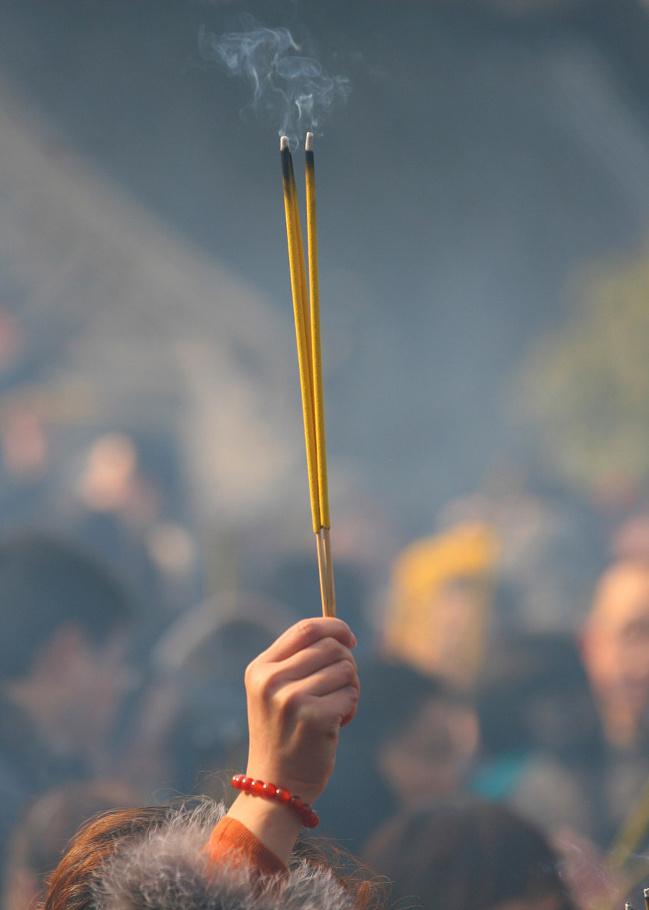 烧香时,人们将三根香从左往右依次插在香炉中,分别代表戒香,定香和