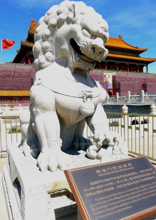 传说被李自成扎了一枪的明代石狮子