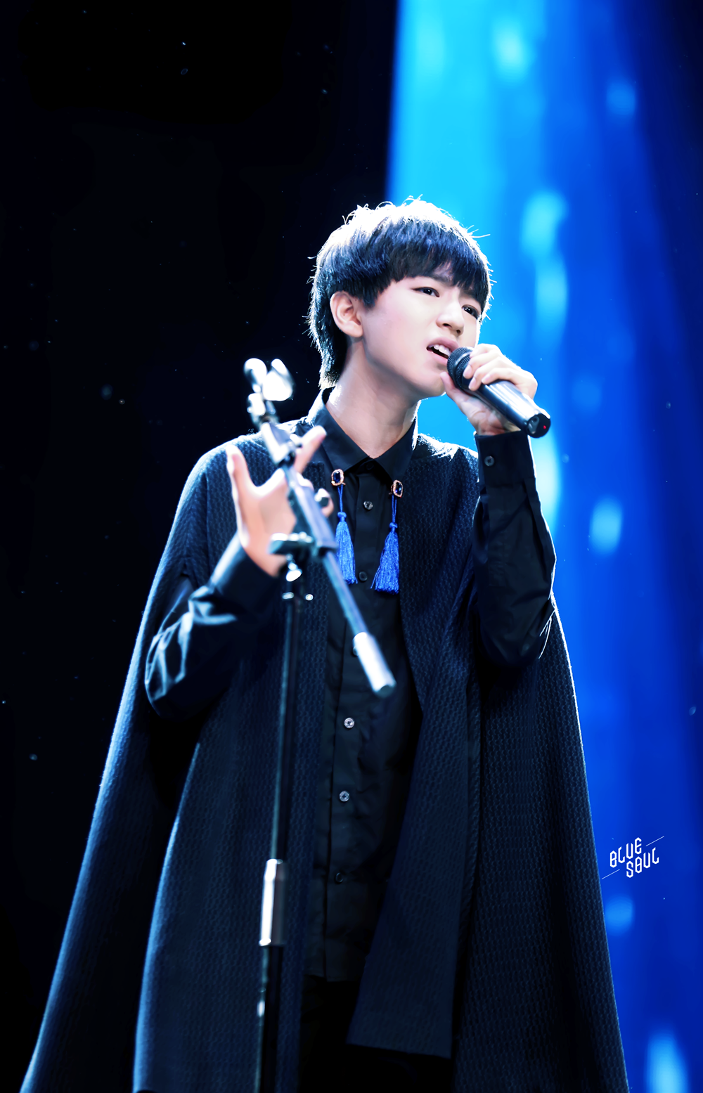 王俊凯这大长腿配上拉风的黑斗篷披风实在是太帅了