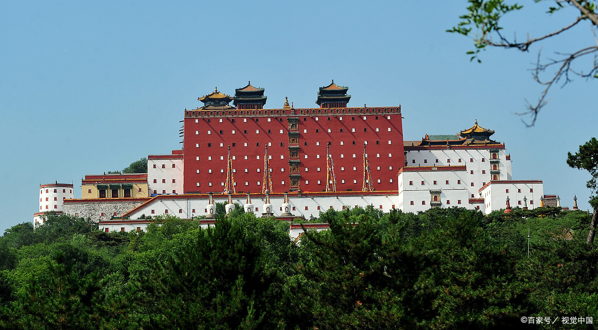 小布达拉宫位于河北省承德市,是一座仿西藏布达拉宫的建筑