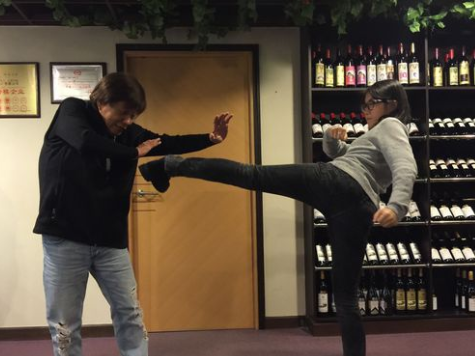 凌空后摆腿踢黑人脸,腿功过高判输,今梁小龙被铁龙女踢痛脸高兴