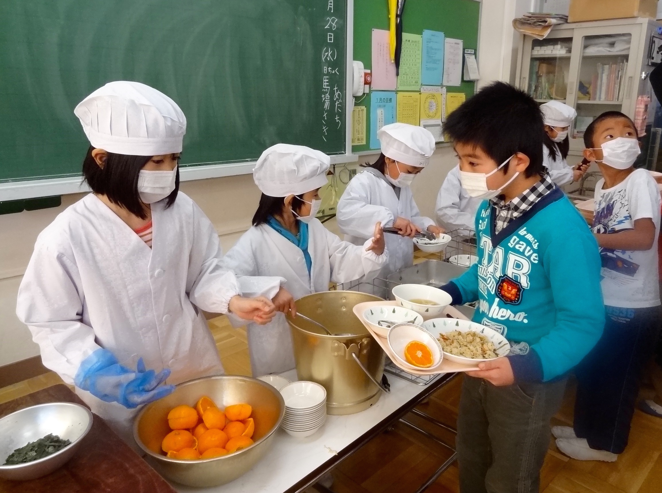 日本学生午餐吃什么?不仅免费,丰富程度让人眼前一亮