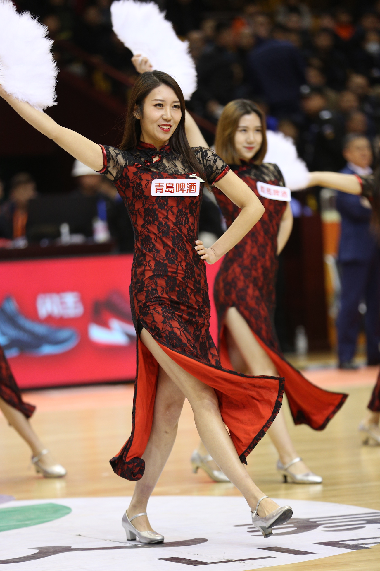 山东高速篮球宝贝深红旗袍性感热舞,复古风跳《大上海》引欢呼