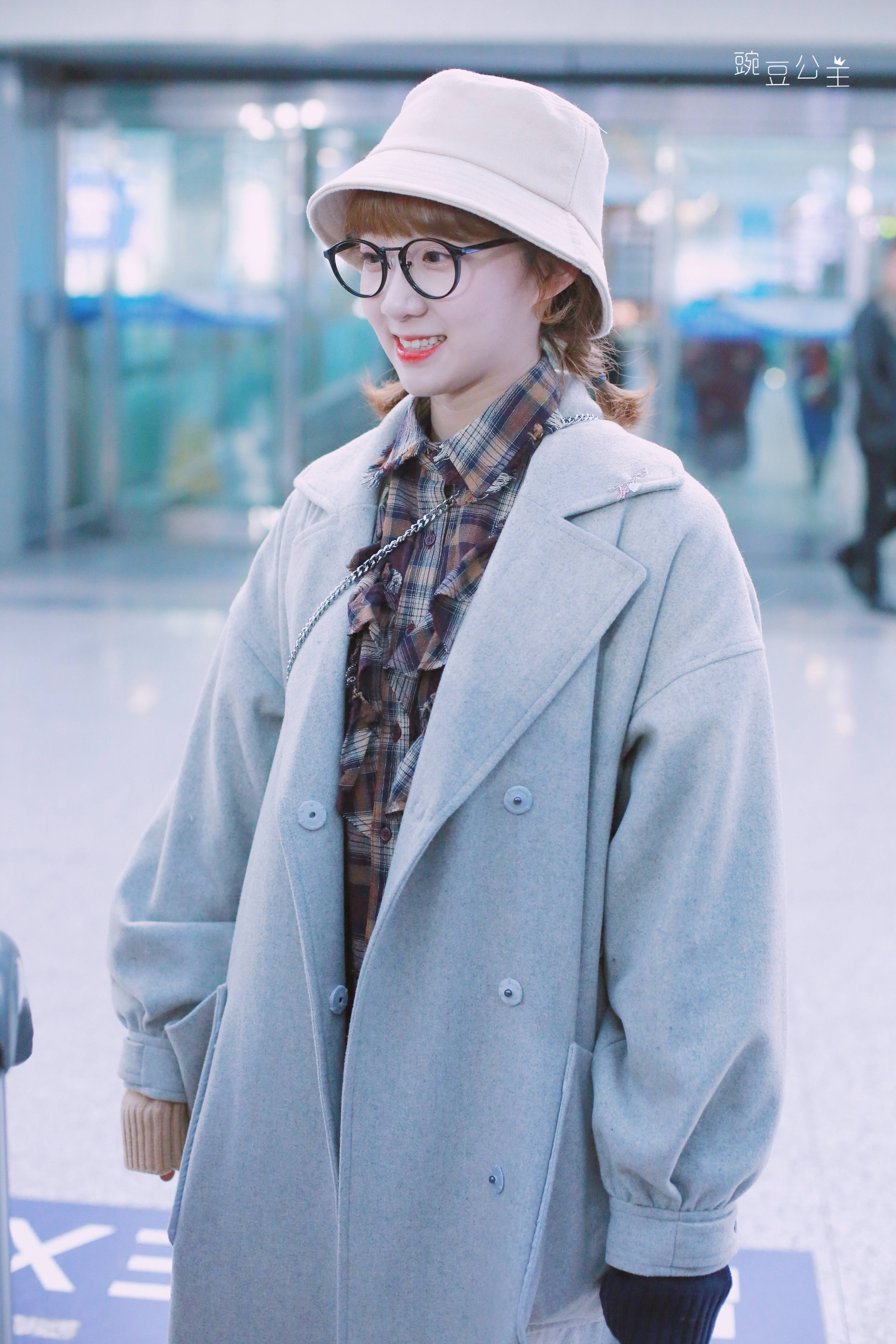 李子璇戴渔夫帽穿灰色大衣现身机场,皮肤白皙笑容灿烂