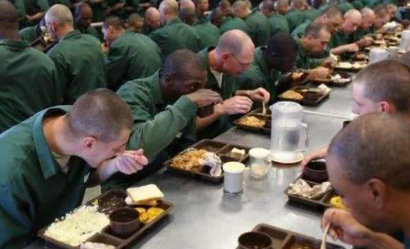 看完美国的牢饭,再看看印度的牢饭,网友:这对比太扎心!