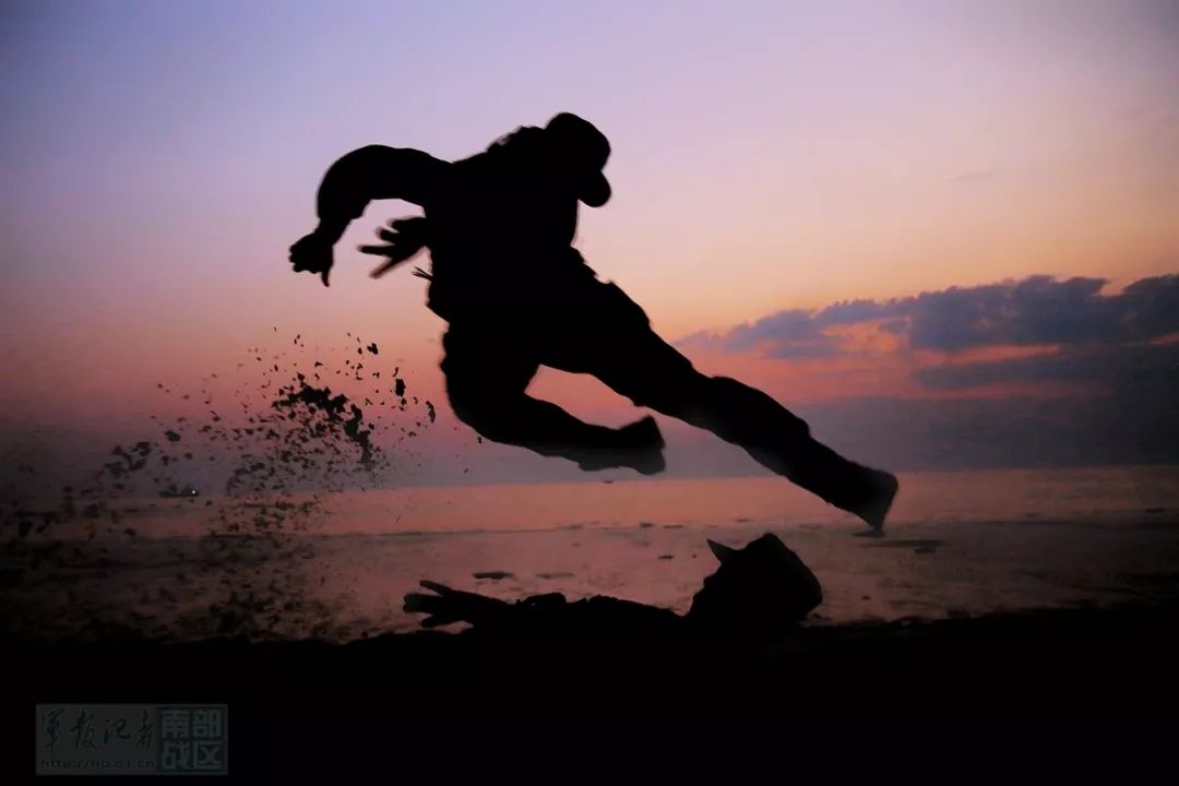 霞光辉映,一组剪影带你领略军人风采