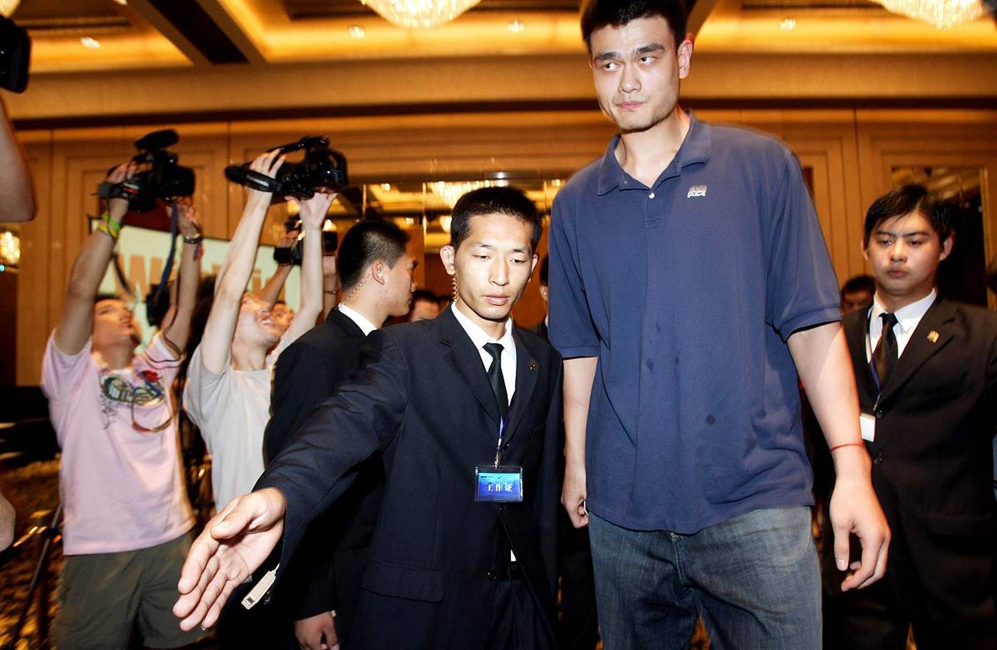 姚明凭借身高的优势在nba也打出了名堂第一当之无愧,巩晓彬在上世纪90