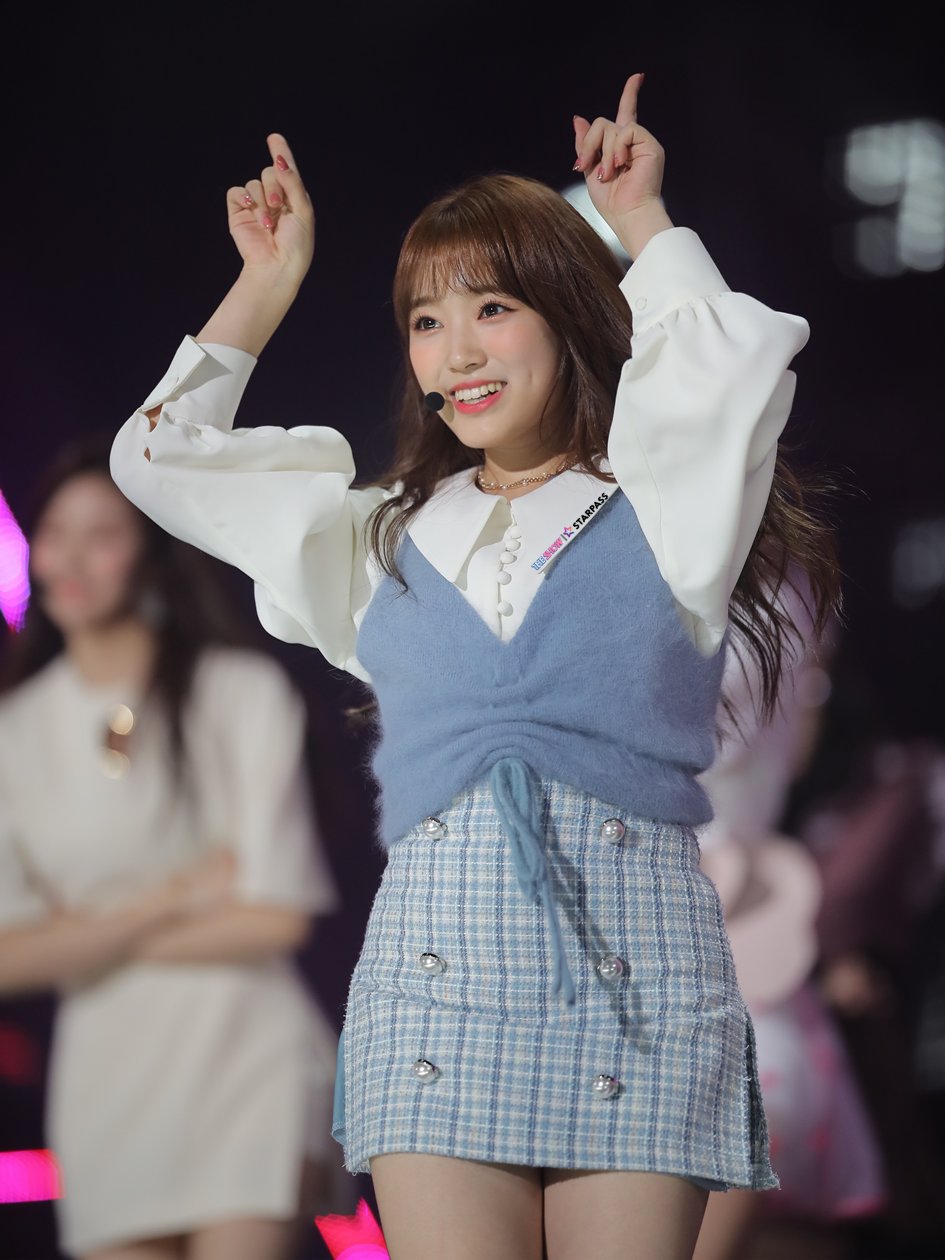 韩国女团izone录节目:宫脇咲良一身粉甜美动人,张元英元气十足.