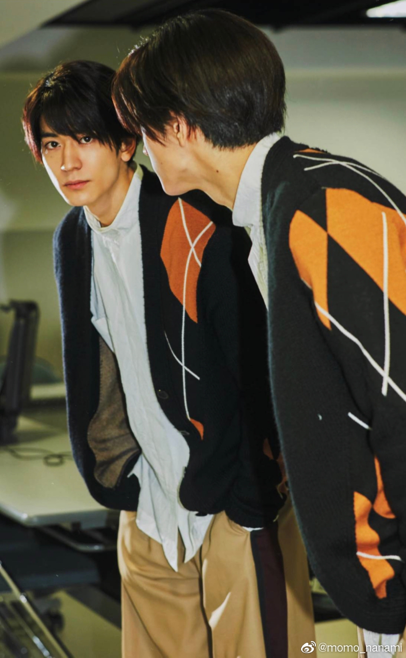 组图:中岛裕翔拍摄时尚写真 温柔眼神与镜中自己交流