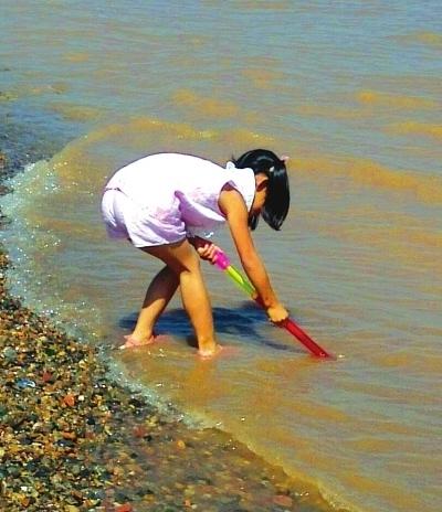 2岁小女儿和妈妈回家过暑假,结果刚到奶奶家就让白发人送黑发人