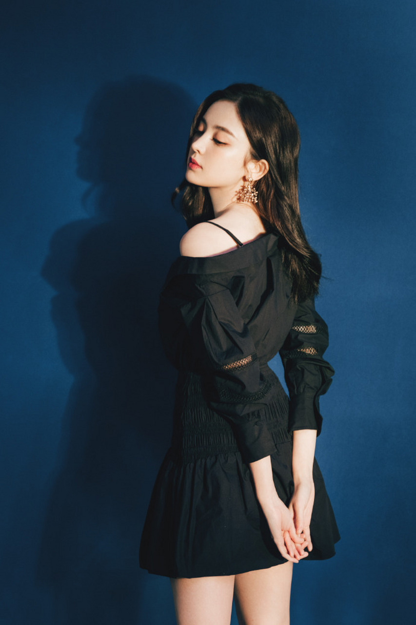 古力娜扎晒出近照,一身黑色衬衣裙"半穿半露"秀出香肩,配上飘逸的长发