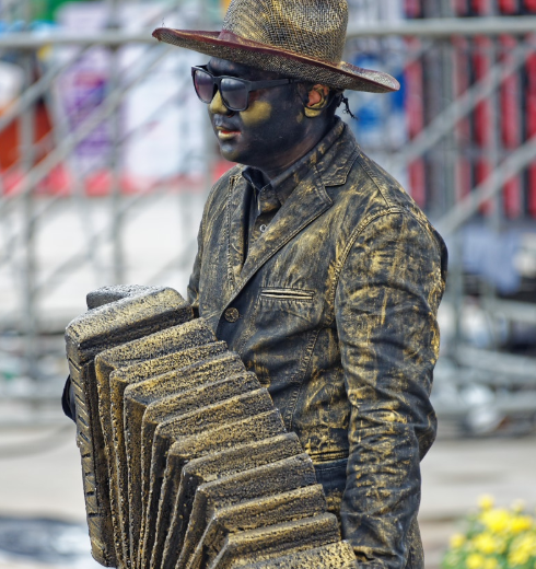 在城市广场或旅游景区看到这些"活雕塑"很多人都不敢贸然拍照?