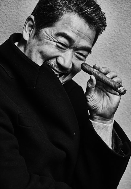 张国立63岁生日晒黑白写真,满脸胡渣叼雪茄显沧桑