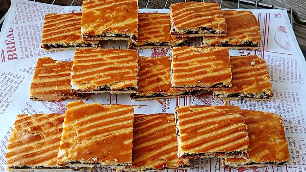用自制的枣泥做了一夹心酥饼,轻轻一碰就酥到掉渣,做的有点少了