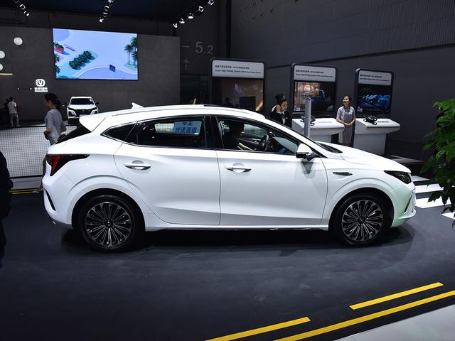 被称国产"最美"两厢车,轴距2.7m,1.6l动力,7.99w还看飞度?