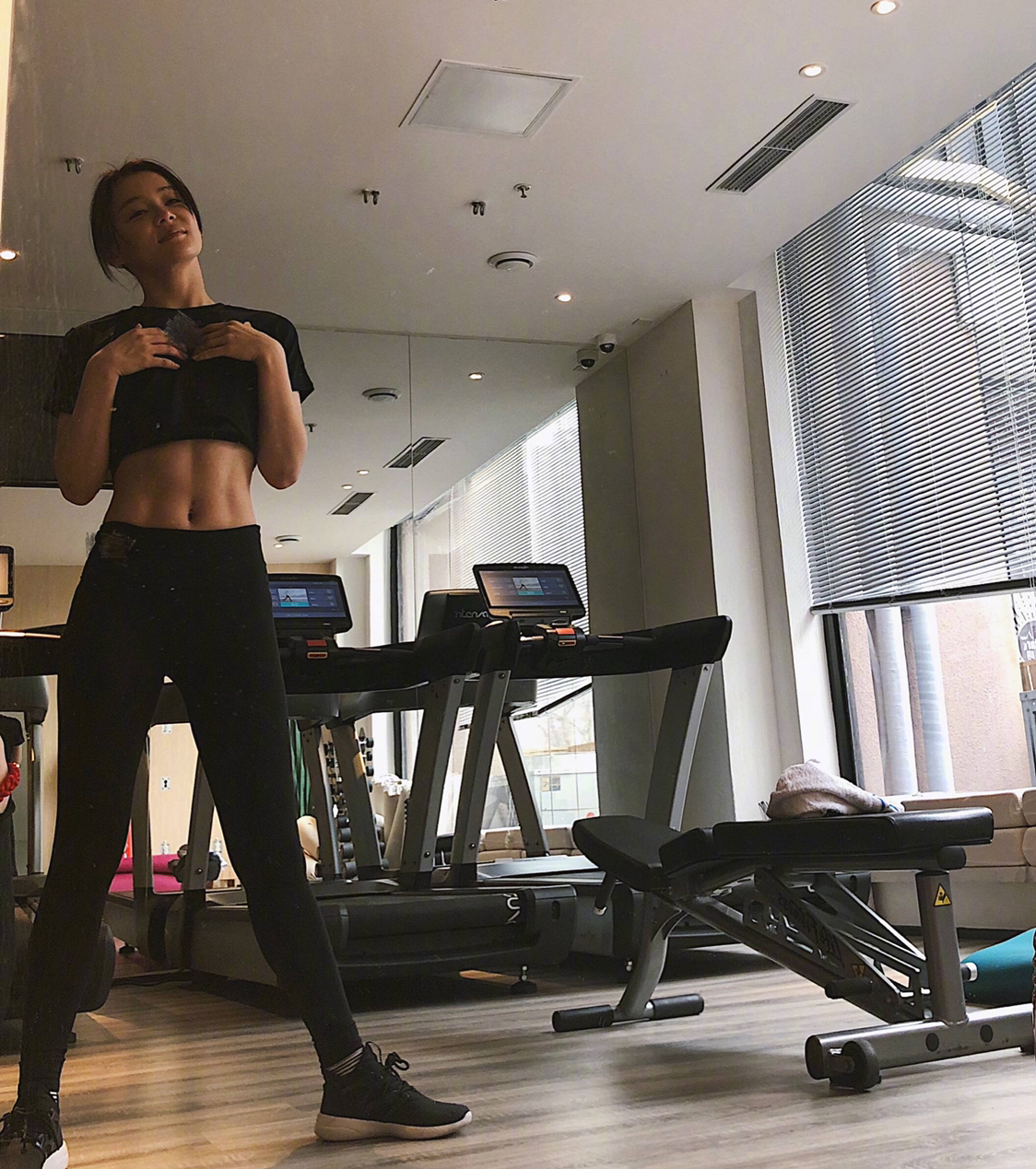 袁姗姗日常健身打卡,"身材管理逆天",健身房价格不菲?