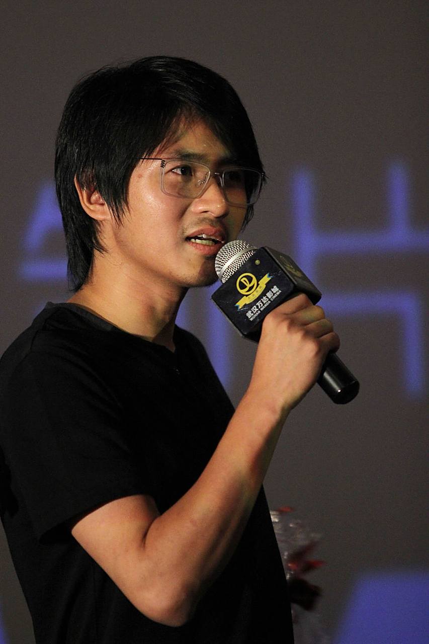 10月11日,有媒体爆料,著名作家韩寒开的餐厅大量倒闭,亏损了一亿