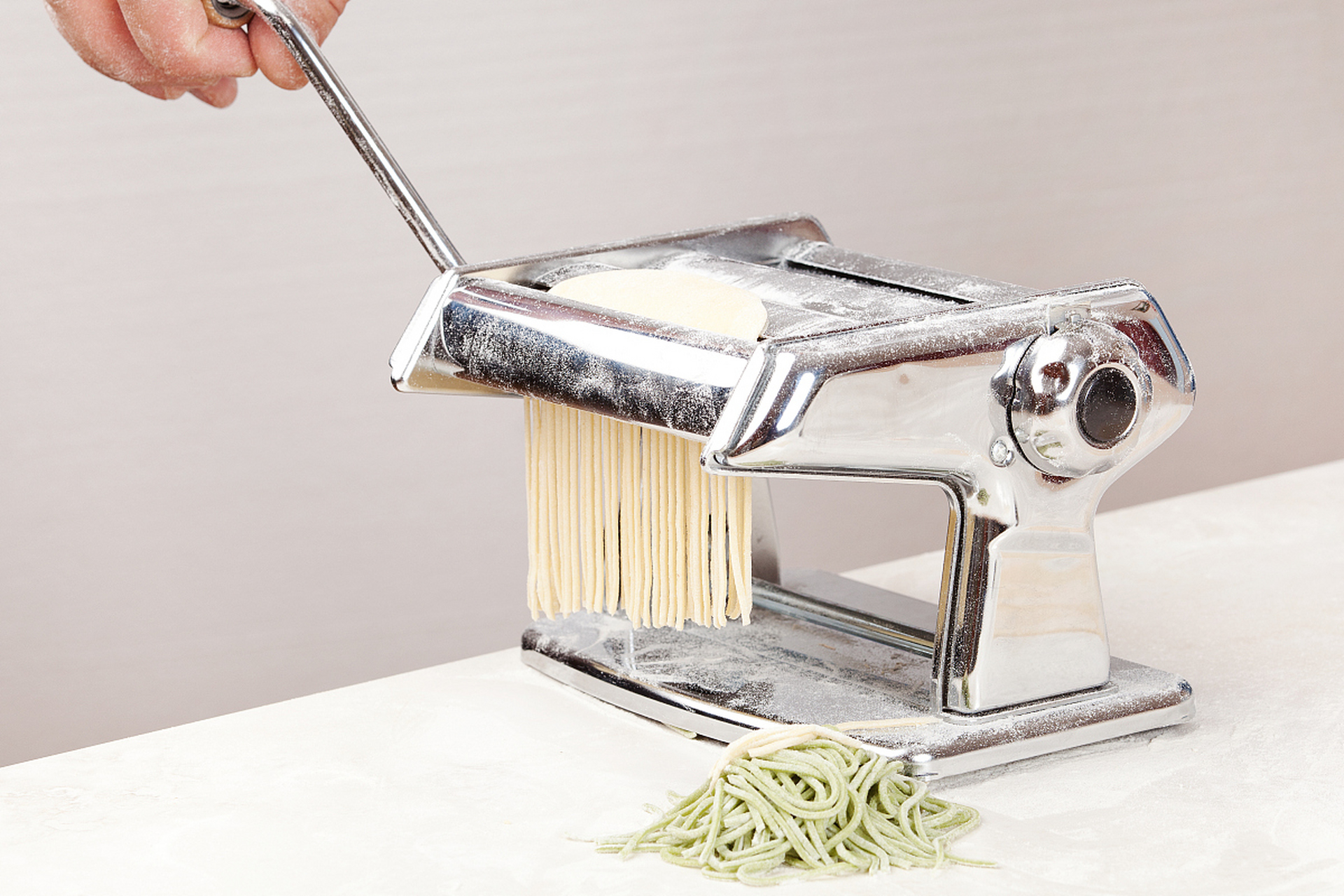 家用压面机是厨房神器,一体式设计,多种面条厚度可调,优质不锈钢材质.