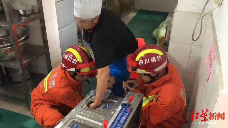 厨房女工手被绞肉机死死"咬"住,只剩手腕在外