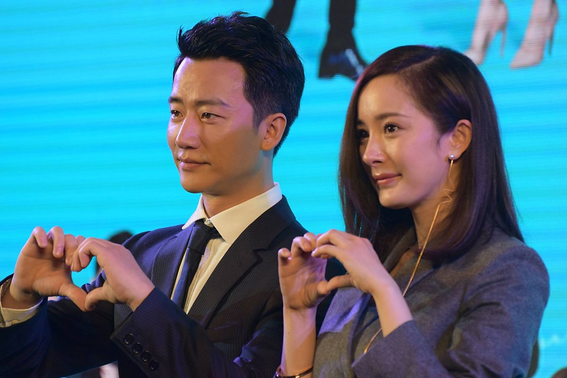 娱记爆料称演员黄轩在拍戏时频繁涉及不当行为,甚至包括对杨幂的伸咸