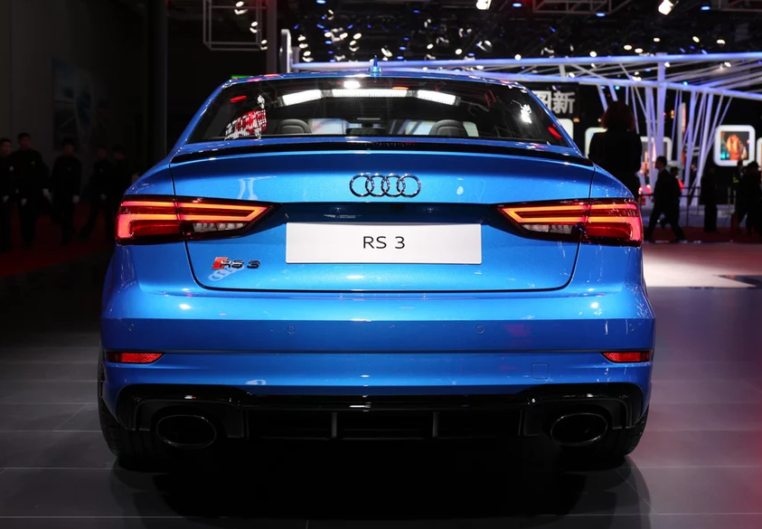 蓝色奥迪rs3,非常炫酷