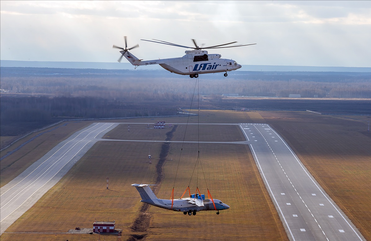 力拔山兮气盖世,米26吊运安74,18吨重的客机轻轻一提就起来