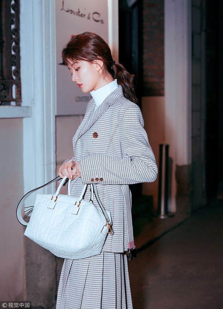 即将返程的乔欣,化身优雅又前卫的米兰lady.