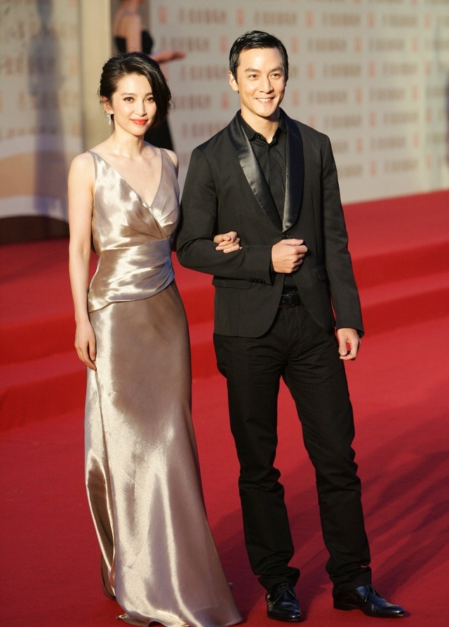 44岁吴彦祖与45岁李冰冰携手亮相,网友:李冰冰已有岁月的痕迹!