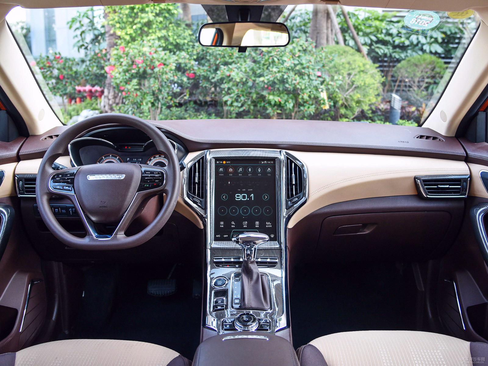 内饰没有什么要挑剔的,买车看重的就是精致的做工,个人感觉