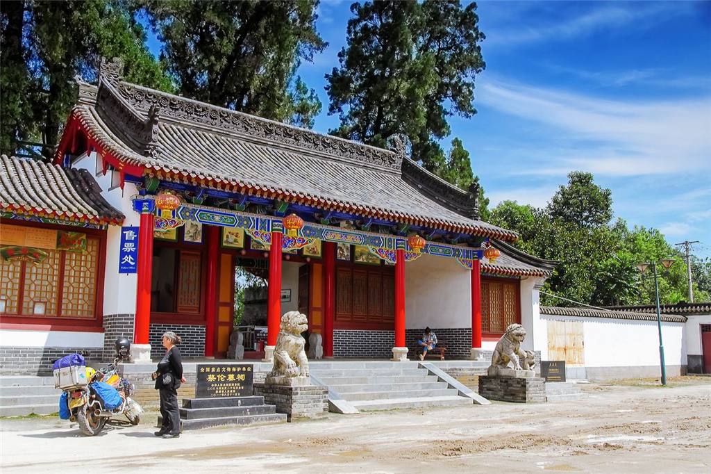 这座三殿都是三开间歇山顶式,但基座依次升高,使