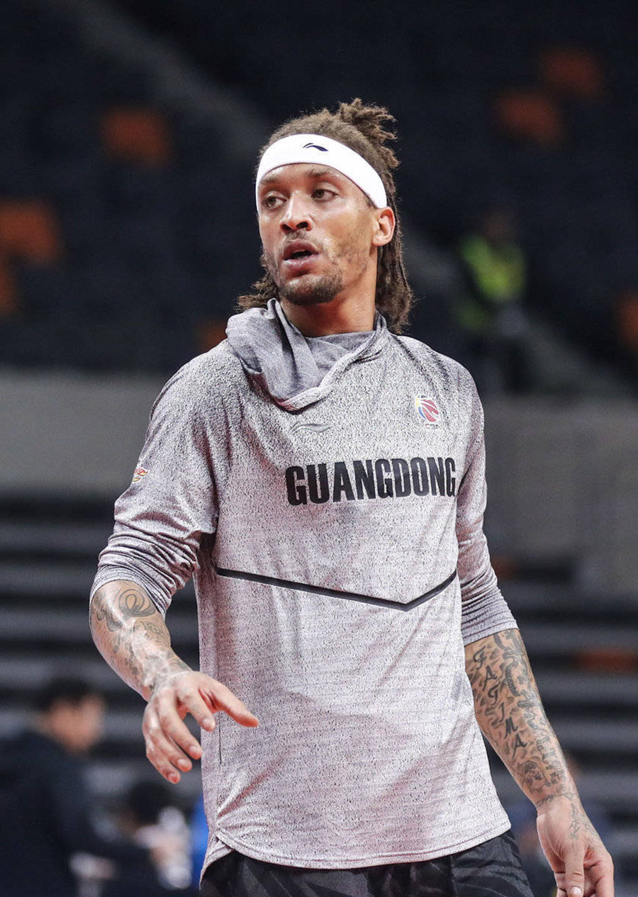 比斯利首秀贡献两双,但他赛前情绪非常低落,背后的遭遇让人心疼