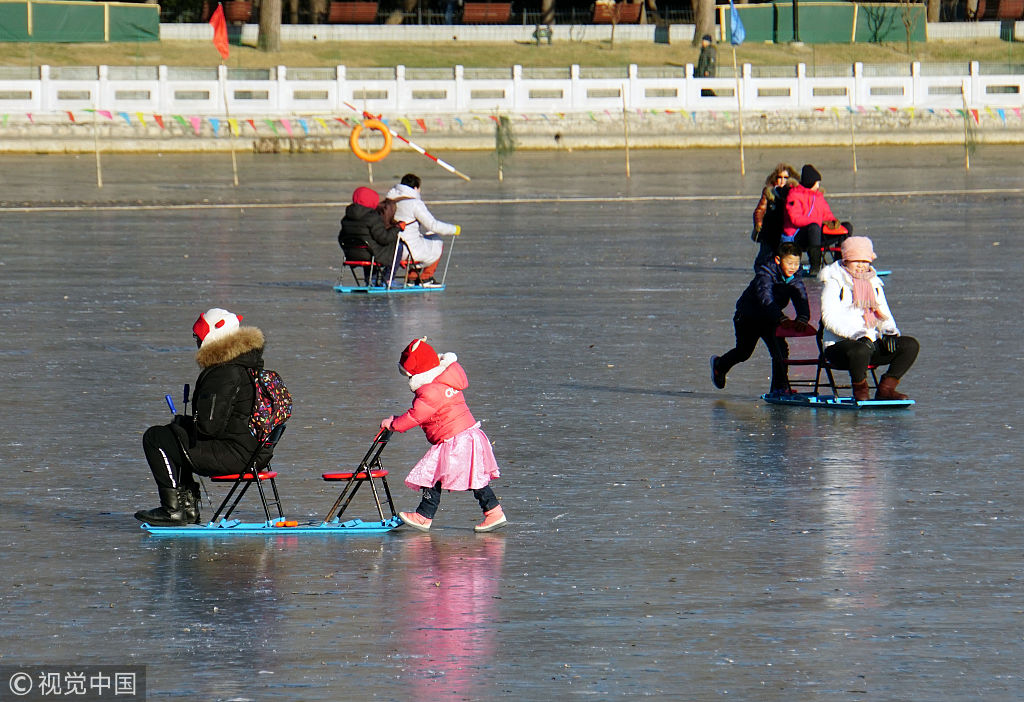 北京"三九"寒意十足 市民陶然亭冰场滑冰欢乐多