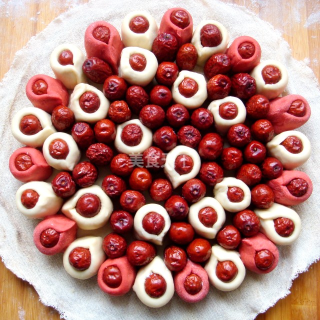 第9步,中间摆放几个枣花,空隙处填满红枣.