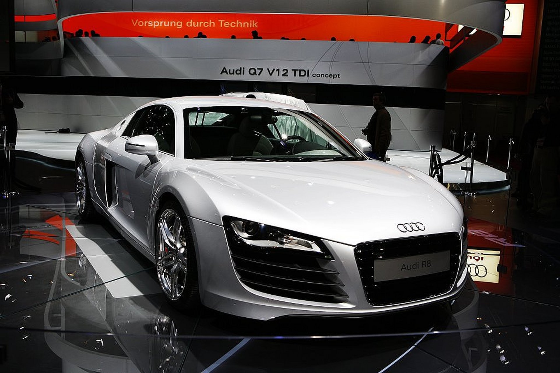 这款跑车就是奥迪r8,它凭借着在无数汽车运动赛事中取胜的经验,突破