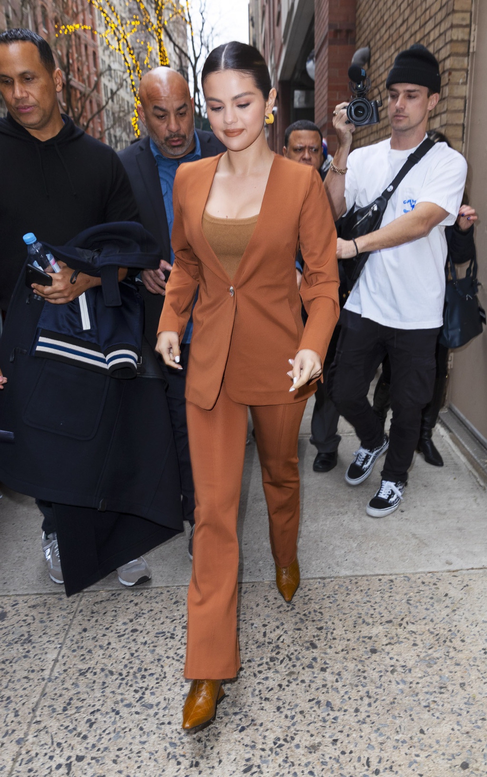 组图:赛琳娜穿棕色小西装暗藏性感曲线 昂首阔步又美又飒