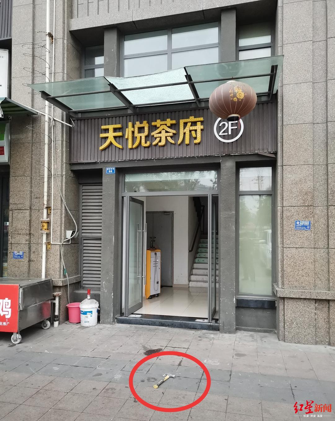 天上掉榔锤砸裂雨棚玻璃,肇事者称非故意,"当时腿都吓软了"