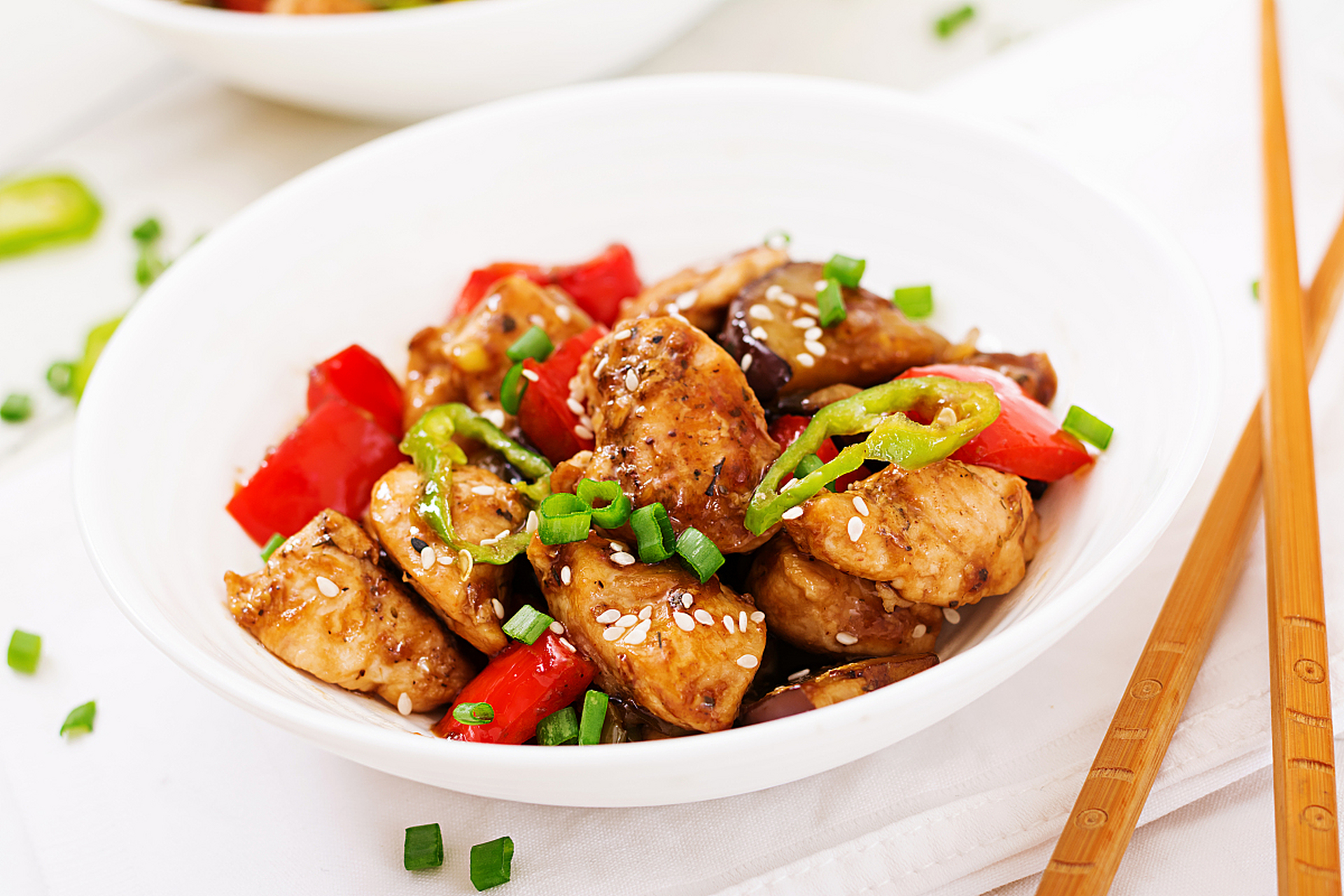 青椒炒鸡块是一道色香味俱佳的家常美食,简单易做,食材新鲜是关键.