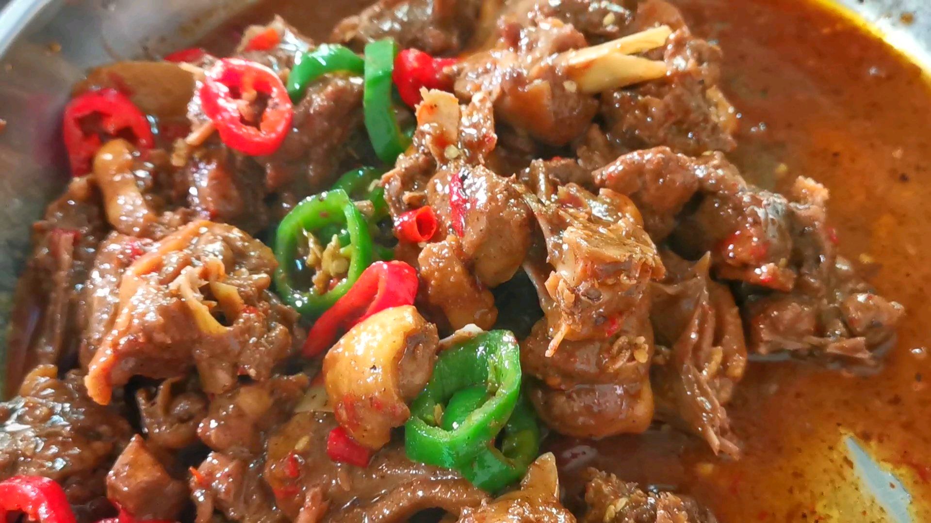 土锅、土灶、土方法焖煮出来的鸭子,出锅后看到都流口水