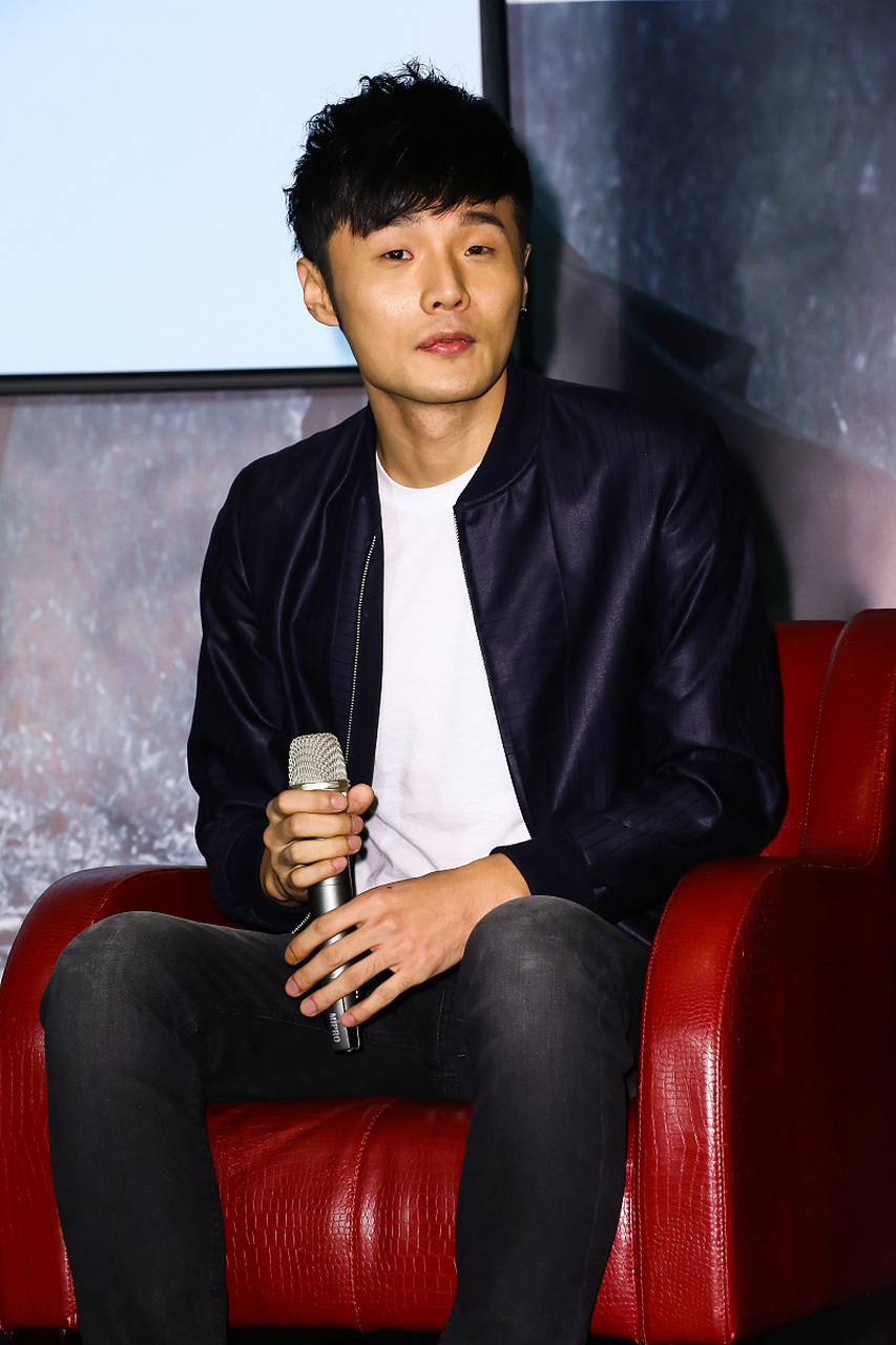 6月6日,歌手李荣浩突然引发了热议,起因是他在社交平台发文道:明天都