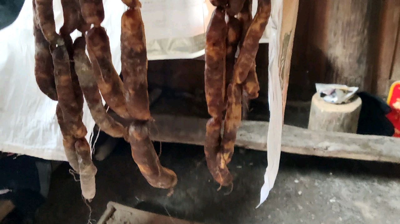 湘西农村熏制腊肉过程